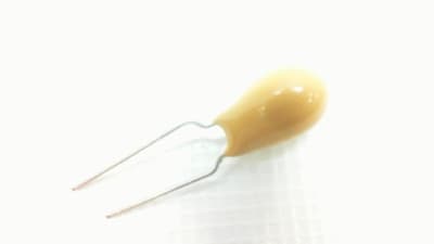 MULTICOMP MCCB1V476M2FCB