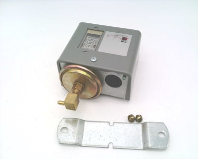 JOHNSON CONTROLS P67AA-1