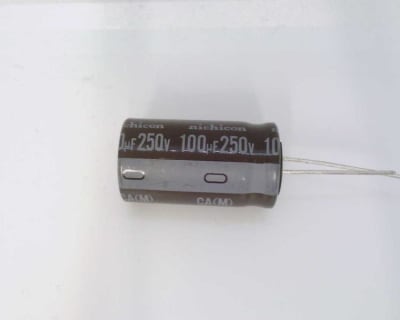 NICHICON UCA2E101MHD