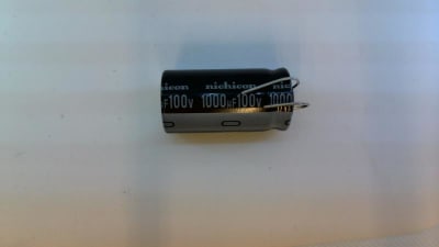NICHICON UVK2A102MHD