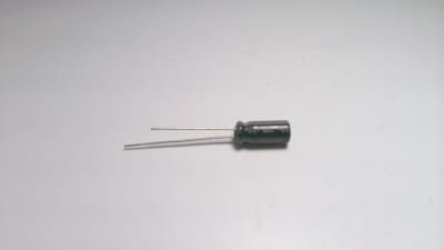 NICHICON UHE1A101MDD